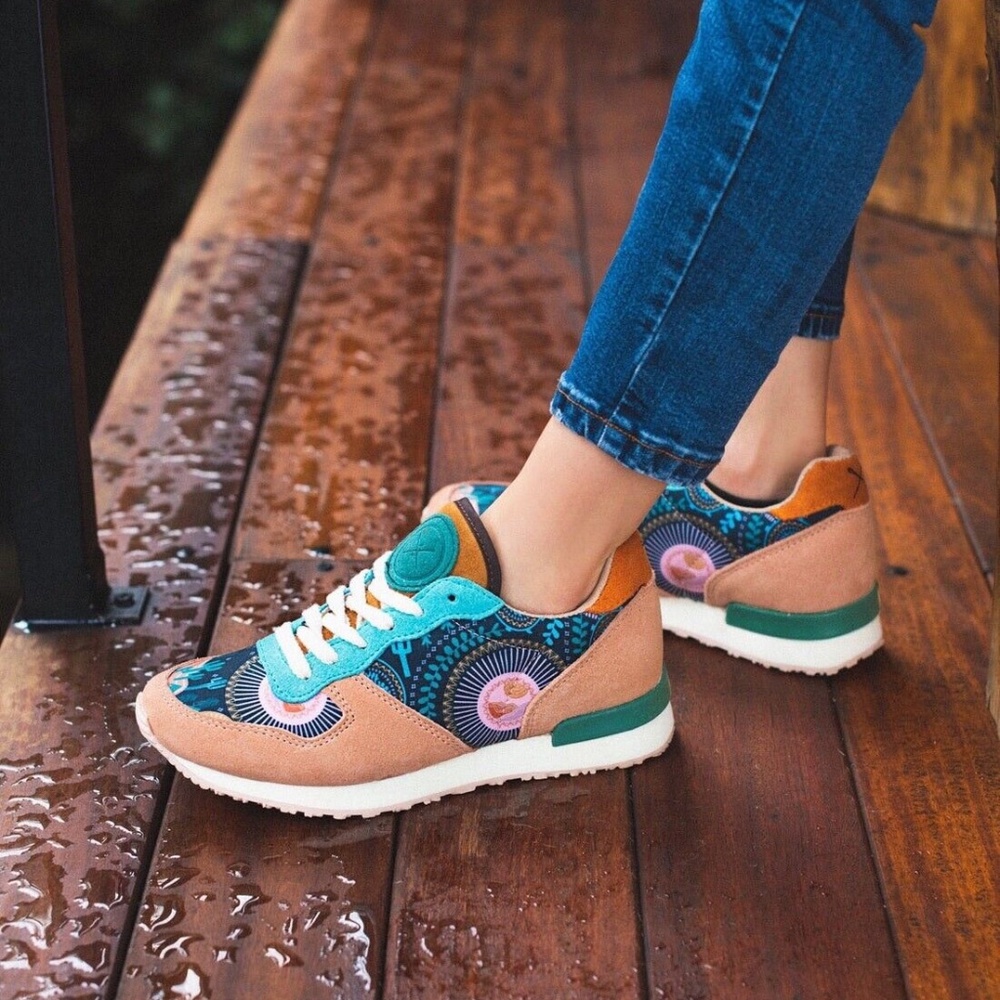 NEW Inkkas Soccoro Sneakers US Women 11, Men 9